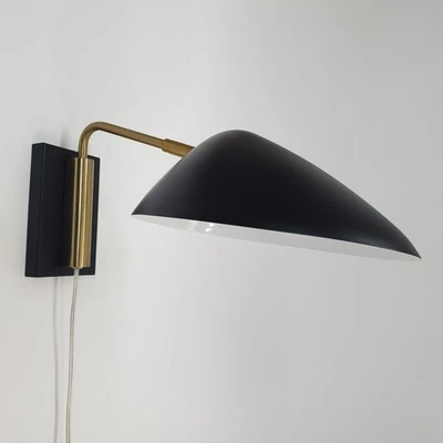 Aplique con cable West Elm Curvilinear MCM brazo corto negro y latón con placa trasera Foto 1 de 4