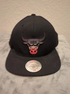 Chicago Bulls Mitchell and Ness Snapback Sombrero Ala Plana Negro a Red Bull RARO - Imagen 1 de 9