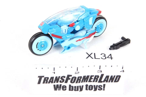 Chromia Thrilling 30 100% Complete Deluxe Generations Transformers Cover