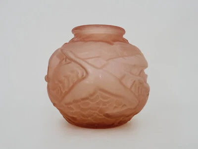 Vase boule Art Déco en pâte de verre rose à décor oiseaux. Epoque Art Déco - Photo 1/4