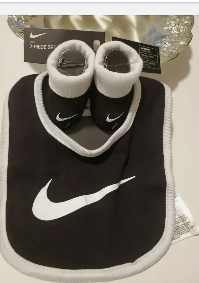 Conjunto de botines y babero para bebé Nike, talla 0-6 meses, blanco, negro, regalo de ducha S3 Foto 1 de 4