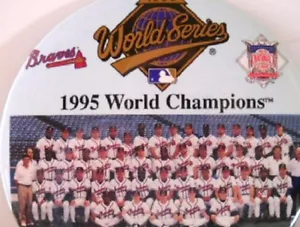 ATLANTA BRAVES 1995 WORLD SERIES CHAMPIONS TEAM PHOTO BUTTON WITH TOMAHAWK LOGO - Picture 1 of 1