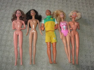Barbie bambola lotto di 5 con qualche vestito (un maschio/4 femmine) bionda marrone ++ - Foto 1 di 3