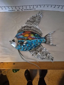 Scultura artistica da parete in metallo pesce tropicale colorata fatta a mano 16,5" x 14,5" decorazione - Foto 1 di 8
