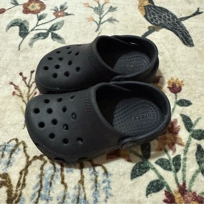 Zuecos Crocs niños negros talla 7 Foto 1 de 4