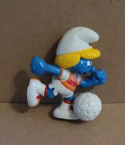 SCHLÜMPFE CARTOON Vintage PVC 2" Figur SMURFETTE Fußball #20163 PEYO SCHLEICH 1982 - Bild 1 von 4
