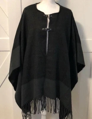 Capa Poncho Mixit Bloque de Color Negro y Gris con Abrazadera de Palanca Cierre Abierto con Fleco Foto 1 de 4