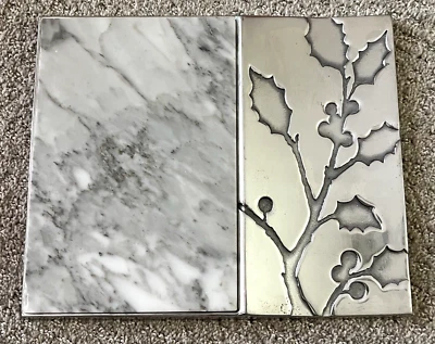 Juego de tabla de queso Arthur Court Holly mármol blanco/bandeja de pan de aluminio SIN CUCHILLO Foto 1 de 4