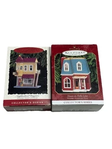 Lote de 2 adornos de recuerdo de sello farmacia y casa en Holley Lane de colección - Imagen 1 de 12