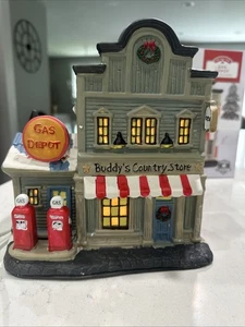 Holiday Time Country Charm 2021 iluminado "Gas Depot" Christmas Village Buddy's - Imagen 1 de 6