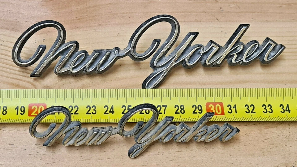 Emblema Chrysler New Yorker 2 piezas OEM Foto 1 de 3