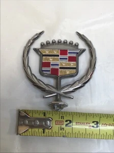 NICE VINTAGE GM CADILLAC HOOD ORNAMENT WREATH EMBLEM MODEL UNKNOWN YEAR CHROME - Picture 1 of 5