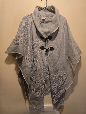 Poncho con capa gris para mujer Oh Gussie con bordado; talla única Foto 1 de 3