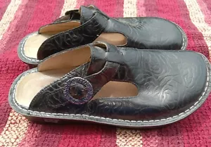 ALEGRIA SCHWARZE GEPRÄGTE LEDER SLIPPER PANTOLETTEN CLOGS FLATS ALG-531 GR. 37 GR. 6,5 - Bild 1 von 5