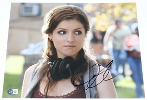 ANNA KENDRICK SIGNED 'PITCH PERFECT' MOVIE 11x14 PHOTO ACTRESS BECKETT BAS COA - Picture 1 of 3