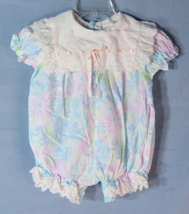 VTG Baby Togs PASTEL FLORAL BUBBLE ROMPER White Eyelet Lace Collar & Trim 3-6M - Foto 1 di 8