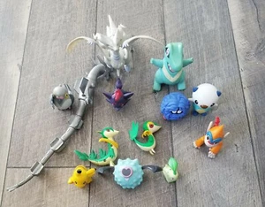 13 FIGURINE POKEMON PIKACHU RESHIRAM MONFERNO RAQUAZA SERVINE CHIKORITA TOTODILE - Foto 1 di 7