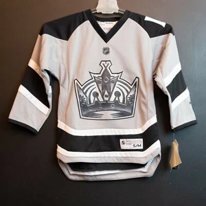 Maglietta da hockey LA Los Angeles KINGS con licenza ufficiale NHL Reebok gioventù S/M nuova con etichette - Foto 1 di 2