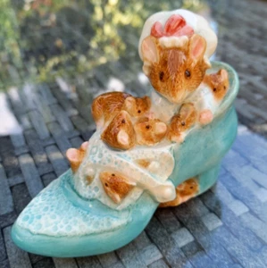 Border Fine Arts Classics - Old Woman In a Shoe (A2440) Beatrix Potter Figurine - Picture 1 of 9