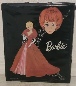1963 Vintage Barbie Puppe schwarzes Etui mit seltenem rot anspruchsvollem Damenkleid - Bild 1 von 13