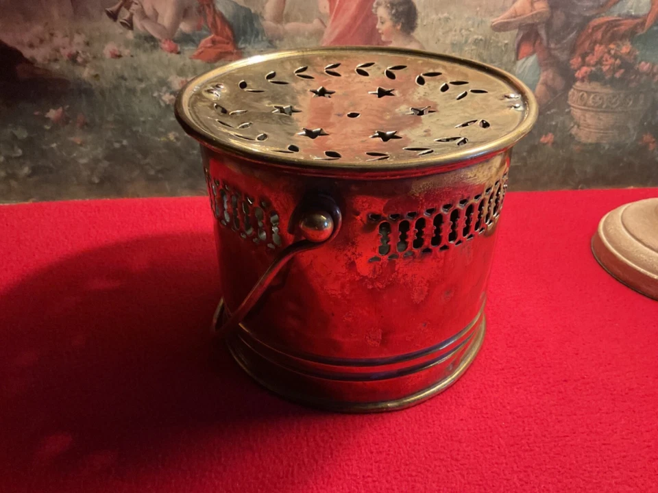 Art Populaire - Ancienne Chaufferette Ajourée Forme Cylindrique en Cuivre Jaune - Photo 1/4