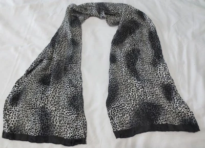 Bufanda vintage de seda? Bordes enrollados a mano con estampado animal negro/blanco Foto 1 de 4