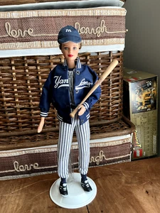 Vintage 1999 New York Yankees Baseball Barbie Doll Mattel W/ Louisville Slugger - Picture 1 of 5