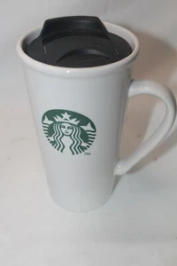 Taza Starbucks 2012 con tapa 6" de alto 16 fl oz. Cerámica con logotipo verde de Starbucks - Imagen 1 de 2