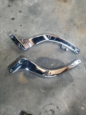 98-09 Yamaha V Star 650 XVS650A Clásico GUARDABARROS TRASERO SOPORTES PUNTALES CON LLAVE Foto 1 de 3