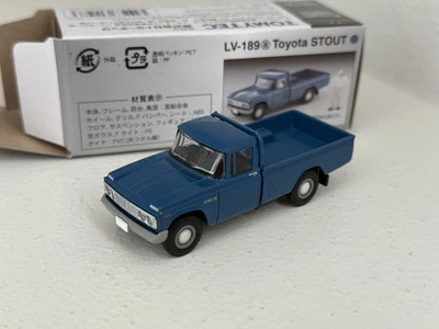 Camión Toyota Stout Tomica Limited Vintage 1:64 LV-189a en azul con figura blanca Foto 1 de 3