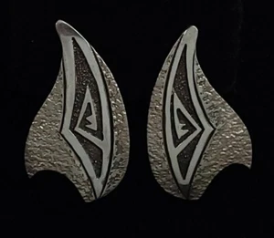 NAVAJO STERLINGSILBER OVERLAY MIT GRANULIERTEM HINTERGRUND OHRSTECKER - Bild 1 von 5