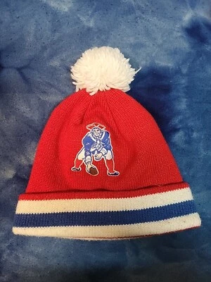 Chapéu New England Patriots logotipo retrô punho de malha inverno pom pom por Mitchell & Ness  - Imagem 1 de 3