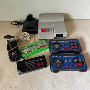 Lote de consola Nintendo NES-101 Top Loader con controladores Acclaim y Hyperkin - Imagen 1 de 13