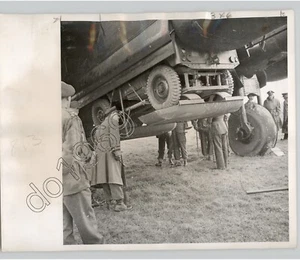 Pistola antitanque Major General BRERETON inspecciona. Foto de prensa 1944 Segunda Guerra Mundial militar de Estados Unidos - Imagen 1 de 2