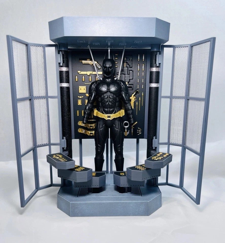 Batman Bruce Wayne Luz LED 1/12 Armería Arma Garaje Traje Extraíble Accesorio Foto 1 de 4