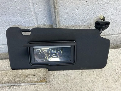 Viseira solar 2017 Nissan 370Z passageiro lado direito tecido preto com espelho iluminado  - Imagem 1 de 4