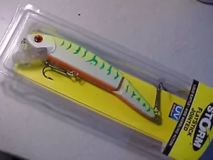 NUOVO 7,5" Storm Jointed Flatstick 19 MUSKIE MUSKY verde fuoco UV esca Crankbait - Foto 1 di 4