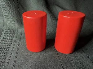 Juego de saleros y pimenteros MCM rojo rubí con tapones vintage - Imagen 1 de 9