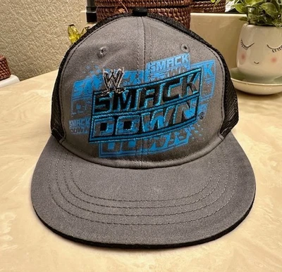 WWE SMACKDOWN 男式 2013 年卡车司机可调节帽 — 第 1/4 张图片