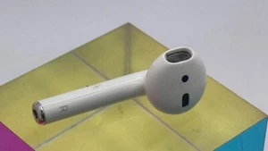 Genuine Apple AirPods 1st Generation Replacement AirPod (Right Ear Only) A1523 - Picture 1 of 3