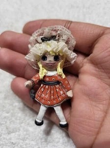 Anstecknadel Brosche B.A.M.B. Pappmaché/Keramik blond Mädchen mit Spitzenhut 2 1/2" - Bild 1 von 5