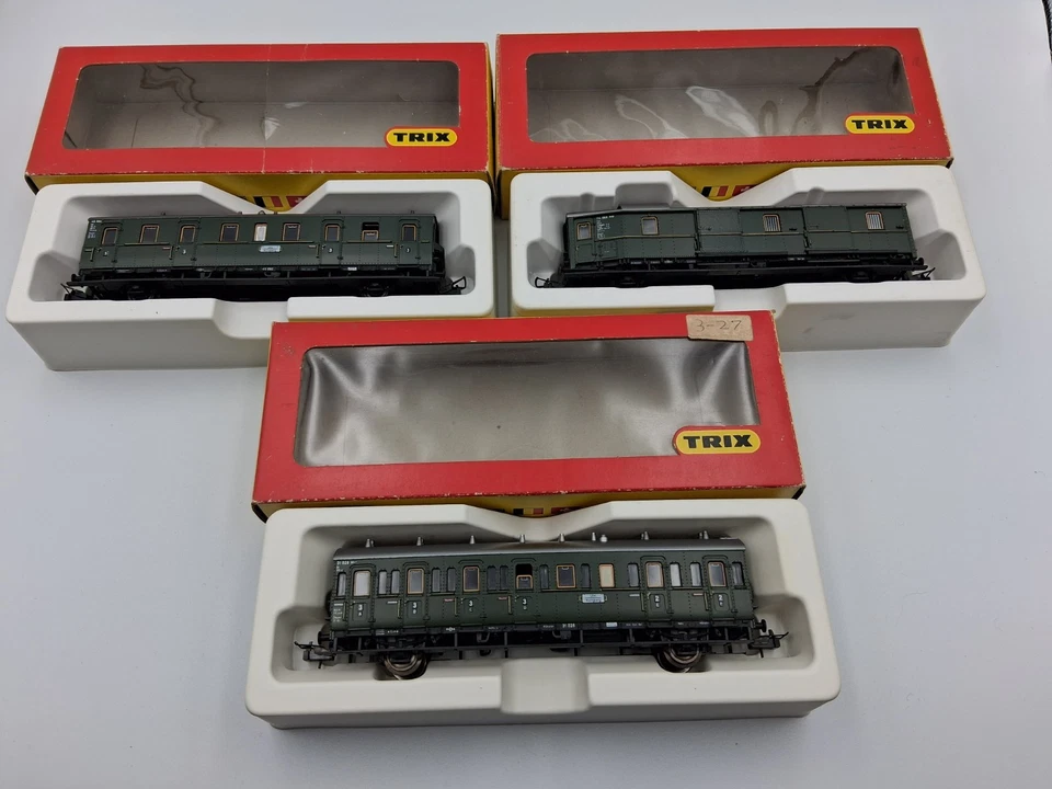 TRIX HO Gauge , 3 x DB 4 Wheeled Carriages . - Image 1 of 4