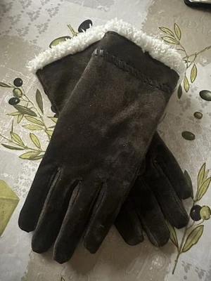Pair of Brown Suede Isotoner Sherpa Gloves Fleece Lined Size Small - Image 1 of 4