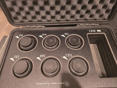 Juego de 6 lentes Rokinon Cine DS Prime montaje EF 135 mm, 85 mm, 50 mm, 35 mm, 24 mm, 14 mm Foto 1 de 4