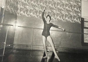 1957 junge hübsche Frau Mädchen lächelnd tanzende Ballettschuhe Originalfoto P19p5 - Bild 1 von 24