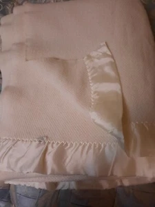 Manta de cama vintage de acrílico tejido apretado con adornos de nailon satinado tamaño completo - Imagen 1 de 5