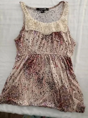 Blusa feminina Forever 21 sem mangas estampa animal tamanho M média embelezada com pérolas - Imagem 1 de 4