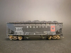 HO SCALE KADEE READING RDG 81250 2-BAY HOPPER WEATHERED - Imagen 1 de 6