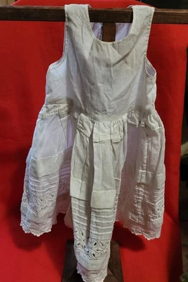 robe d'enfant en coton  avec un support en bois ancien - Photo 1/4
