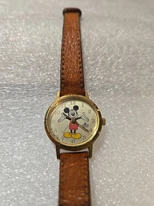 Reloj de cuarzo vintage Lorus Mickey Mouse correa de cuero marrón - necesita batería nueva - Imagen 1 de 11